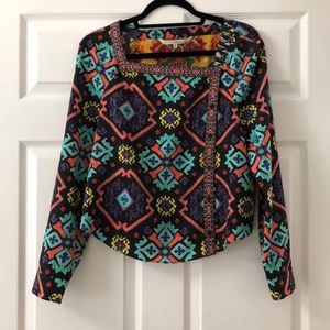 Eccentric side-buttoned blouse. 100% Polyester.